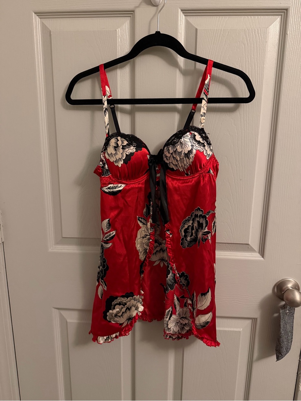 Vintage Apt. 9 Red Floral Satin cami top with Black & Cream Accents